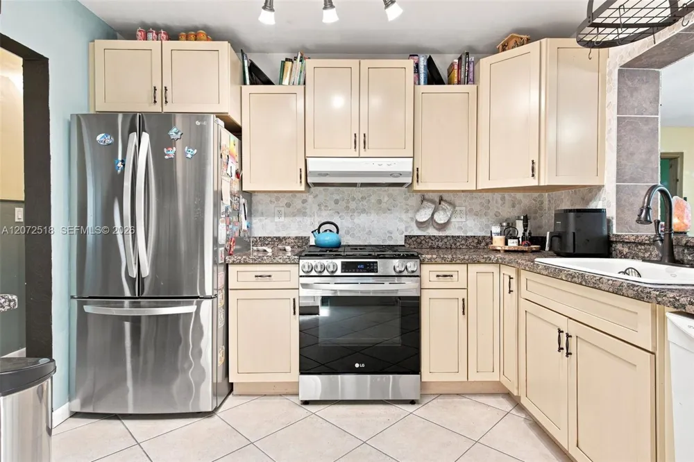 7640 NW 8th St Pembroke Pines, FL 33024