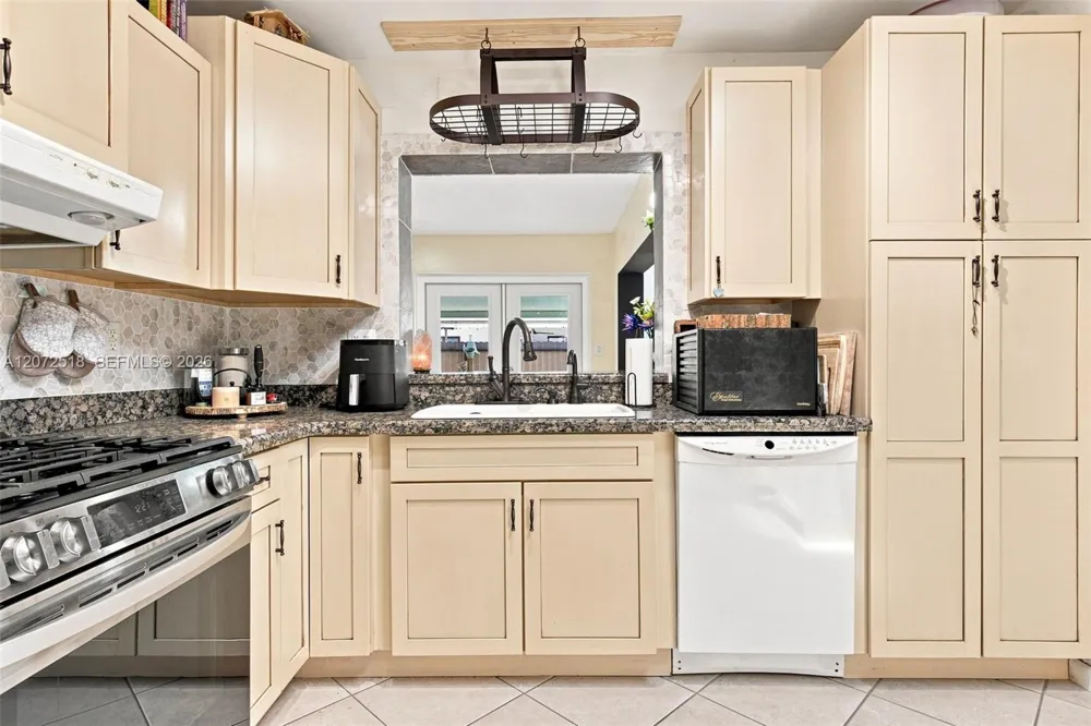 7640 NW 8th St Pembroke Pines, FL 33024