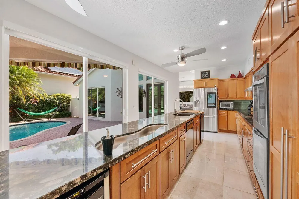 1081 BEL AIRE DRIVE E Pembroke Pines, FL 33027