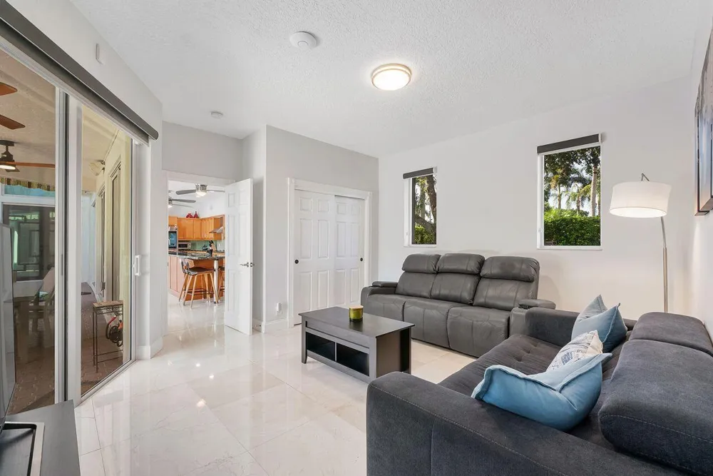 1081 BEL AIRE DRIVE E Pembroke Pines, FL 33027