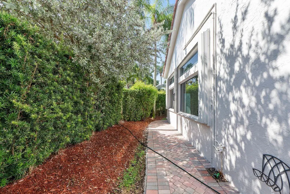 1081 BEL AIRE DRIVE E Pembroke Pines, FL 33027