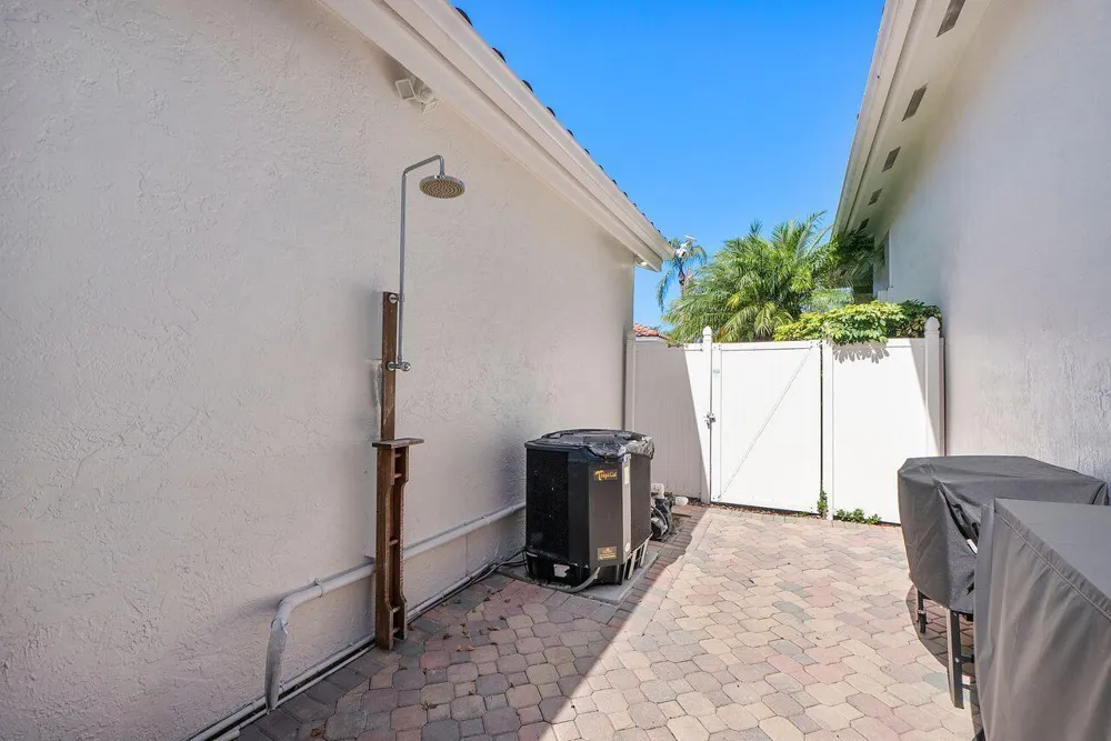 1081 BEL AIRE DRIVE E Pembroke Pines, FL 33027