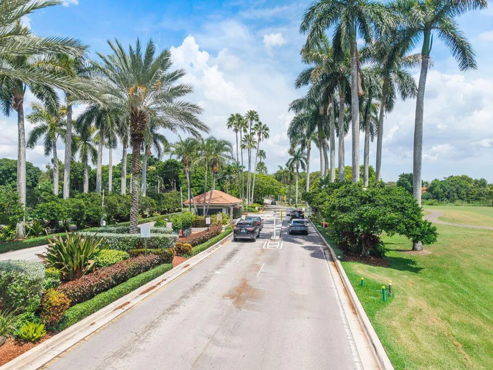 1081 BEL AIRE DRIVE E Pembroke Pines, FL 33027