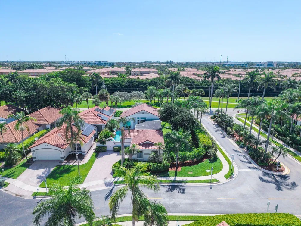 1081 BEL AIRE DRIVE E Pembroke Pines, FL 33027