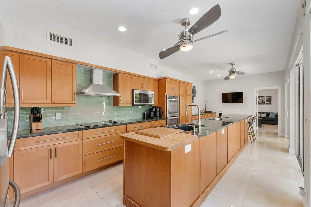 1081 BEL AIRE DRIVE E Pembroke Pines, FL 33027