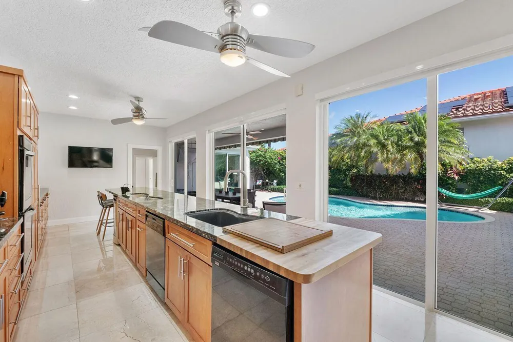 1081 BEL AIRE DRIVE E Pembroke Pines, FL 33027