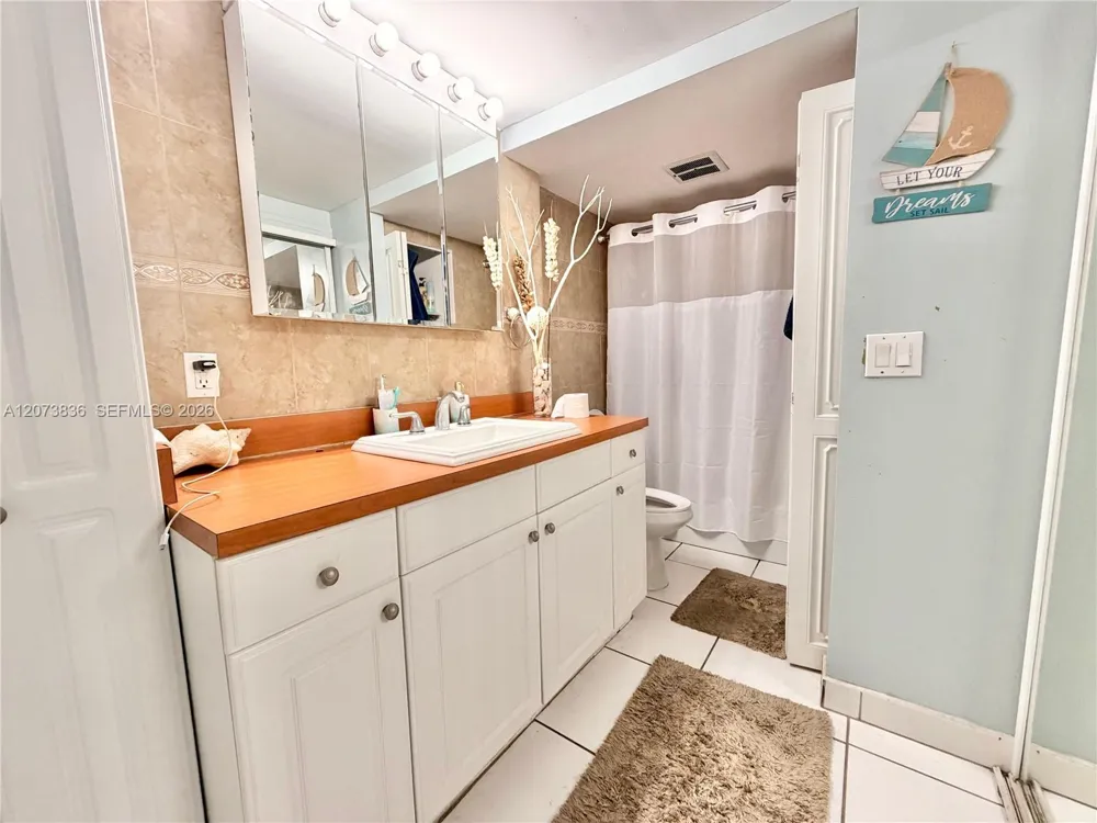 3730 Inverrary Dr #1G Lauderhill, FL 33319