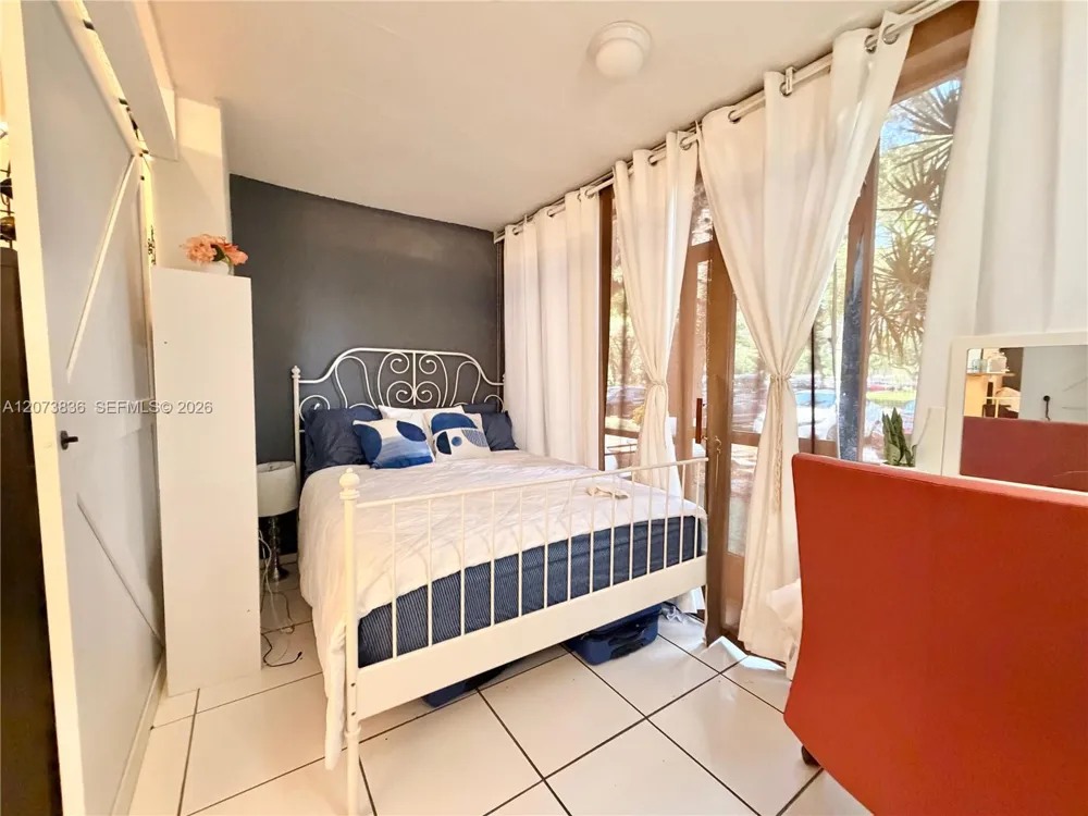 3730 Inverrary Dr #1G Lauderhill, FL 33319