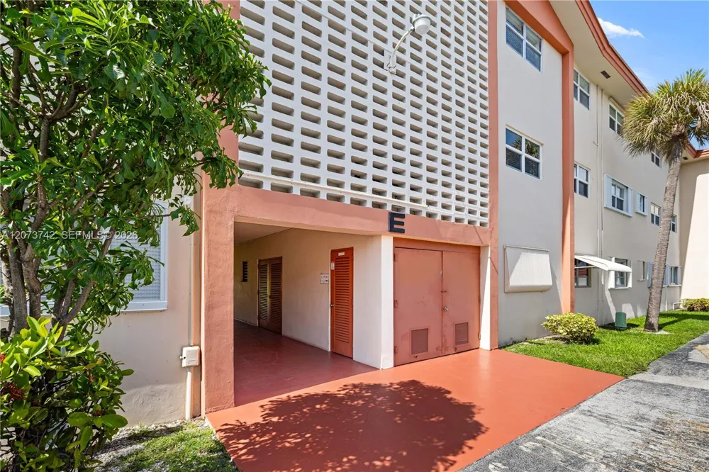 5300 Washington St #E209 Hollywood, FL 33021
