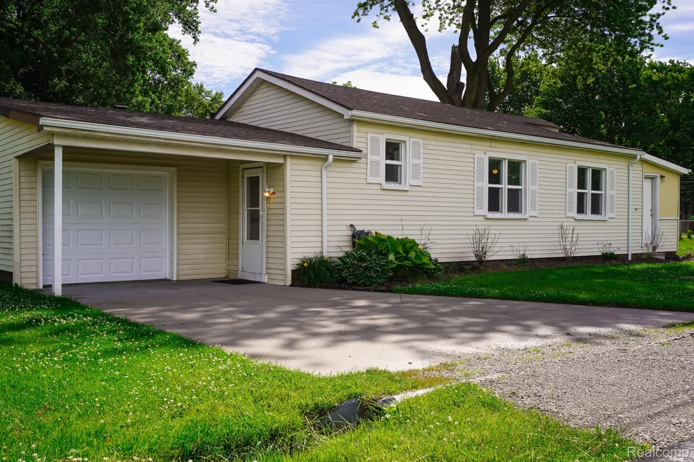 36807 JEFFERSON AVENUE Harrison Charter Township, MI 48045
