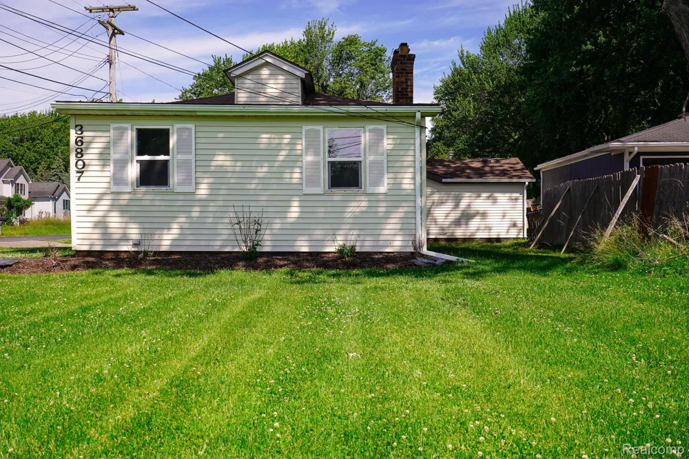 36807 JEFFERSON AVENUE Harrison Charter Township, MI 48045