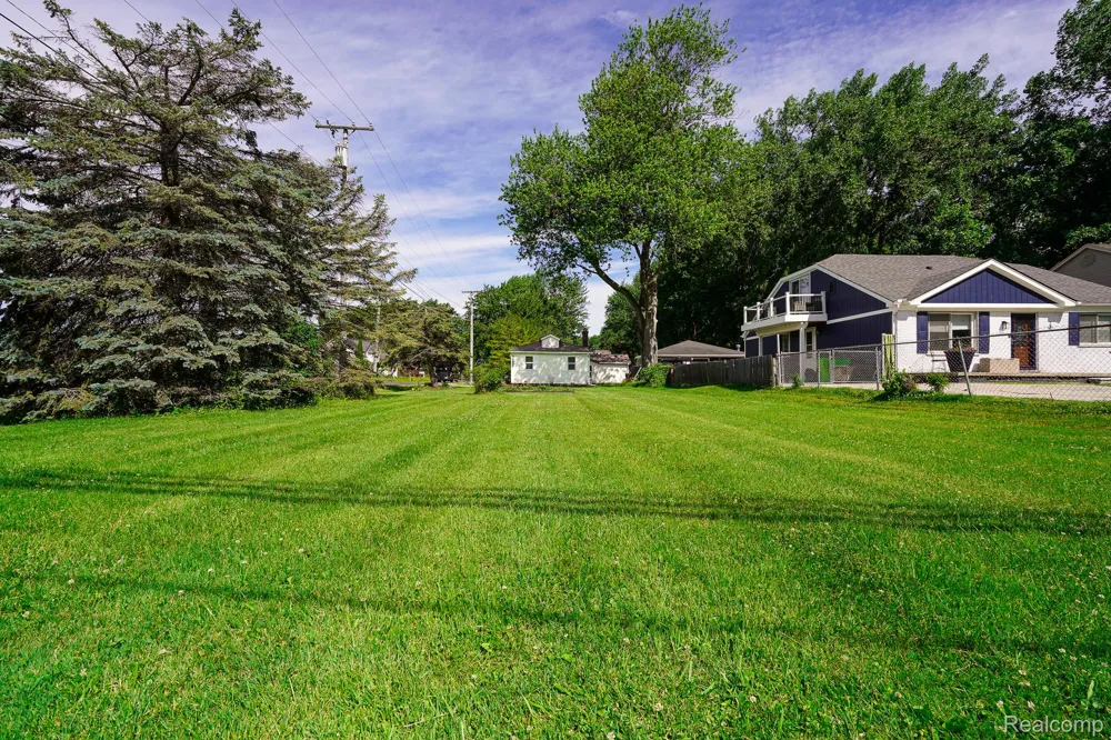 36807 JEFFERSON AVENUE Harrison Charter Township, MI 48045