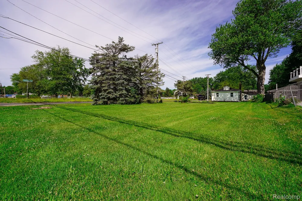 36807 JEFFERSON AVENUE Harrison Charter Township, MI 48045