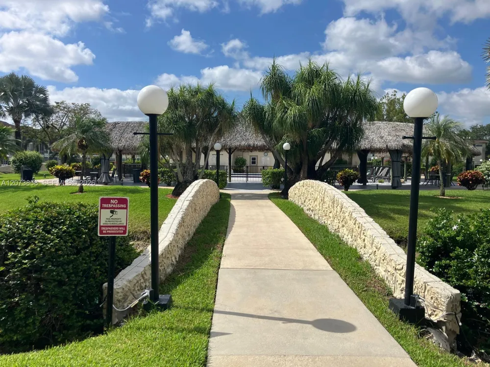 4800 NW 35th St #607 Lauderdale Lakes, FL 33319