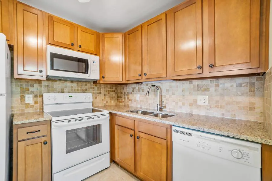 400 VILLAGE GREEN CIRCLE W #102 Palm Springs, FL 33461