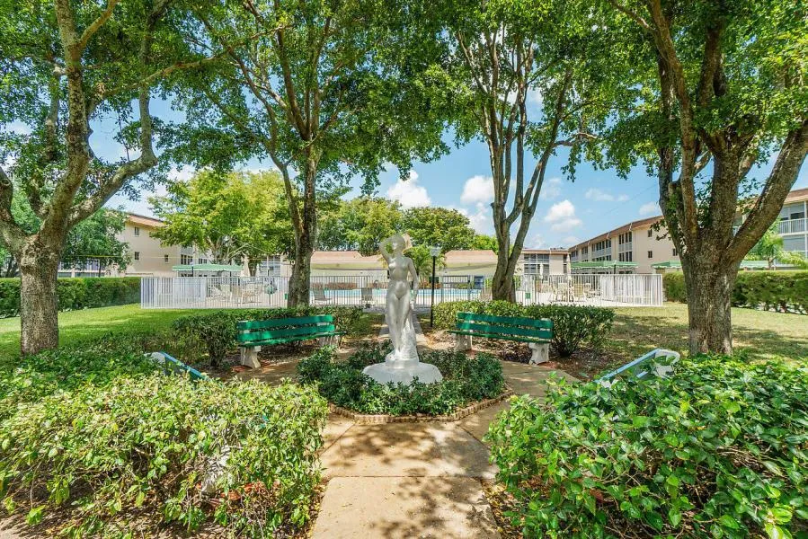 400 VILLAGE GREEN CIRCLE W #102 Palm Springs, FL 33461