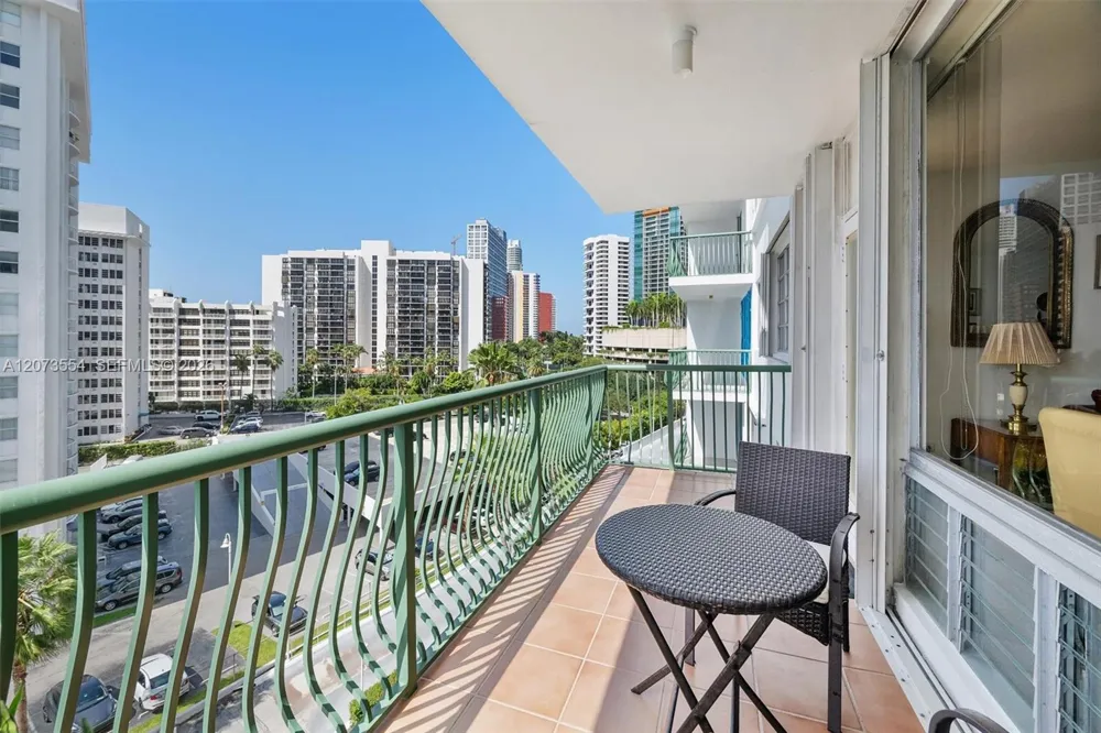 1408 Brickell Bay Dr #706 Miami, FL 33131
