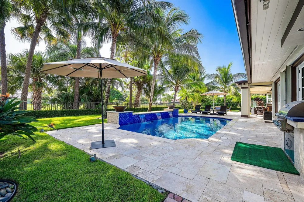 586 Country Club Drive Atlantis, FL 33462