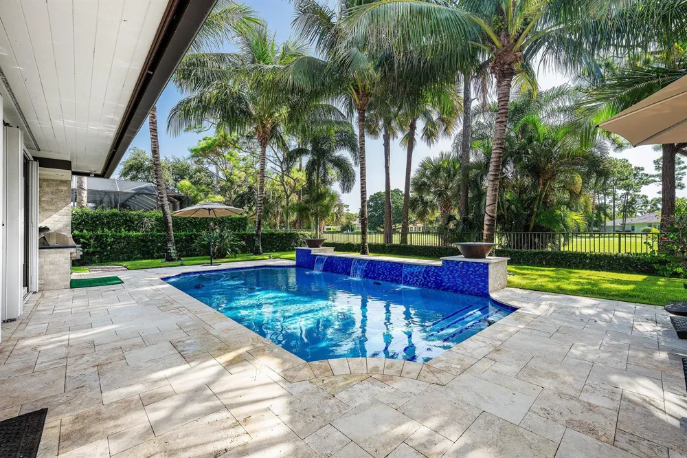 586 Country Club Drive Atlantis, FL 33462