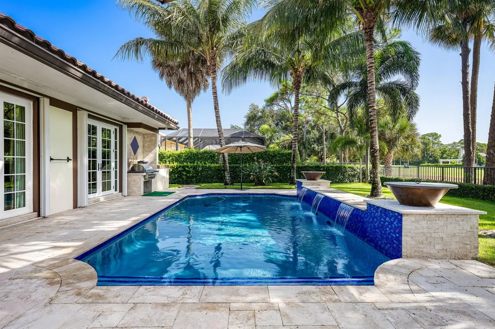 586 Country Club Drive Atlantis, FL 33462