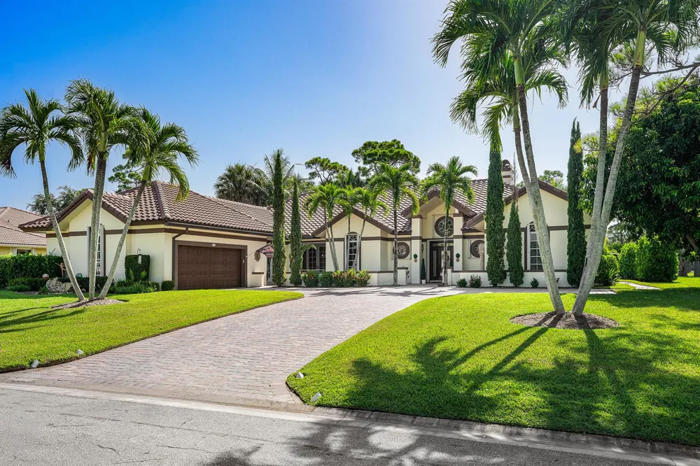 586 Country Club Drive Atlantis, FL 33462