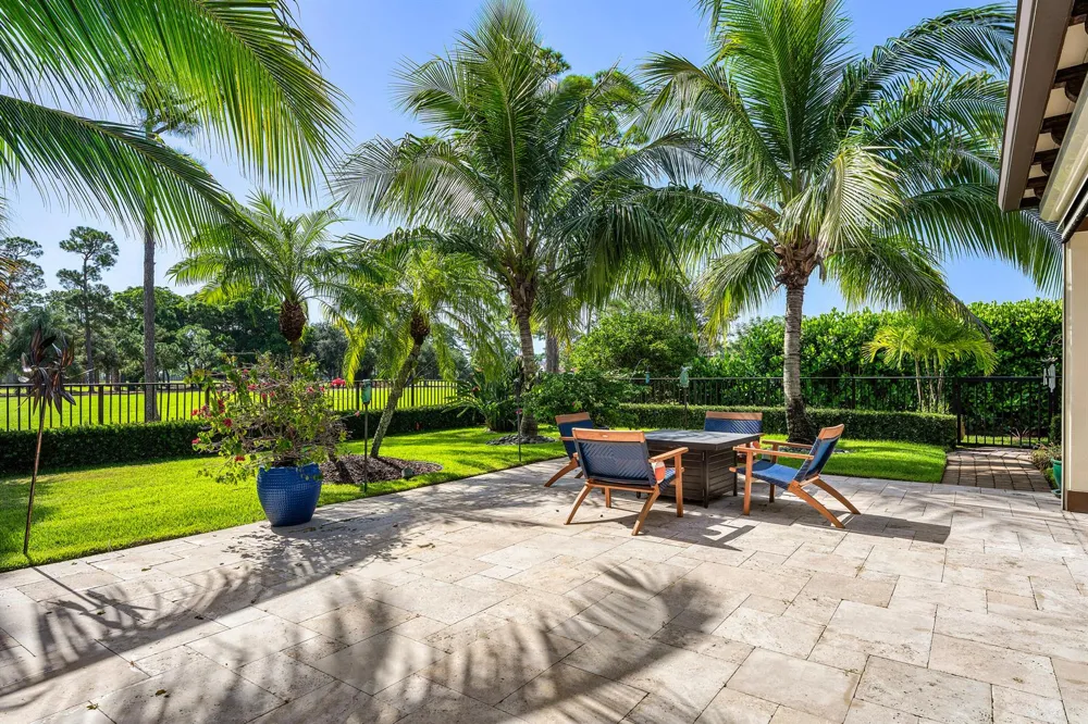 586 Country Club Drive Atlantis, FL 33462