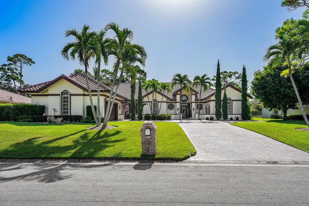 586 Country Club Drive Atlantis, FL 33462