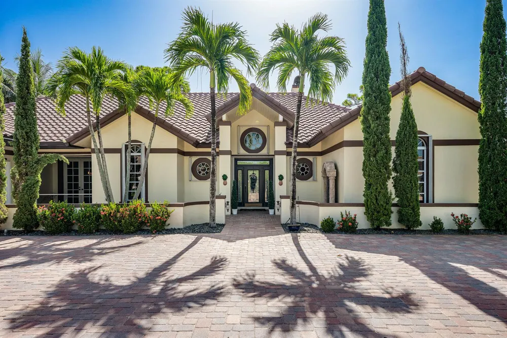 586 Country Club Drive Atlantis, FL 33462