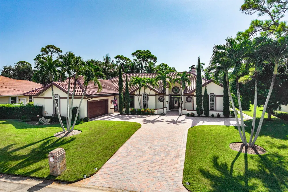 586 Country Club Drive Atlantis, FL 33462