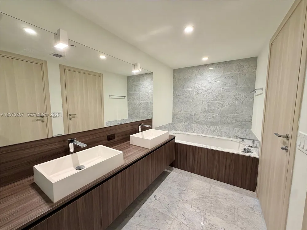 1000 Brickell Plz #4301 Miami, FL 33131