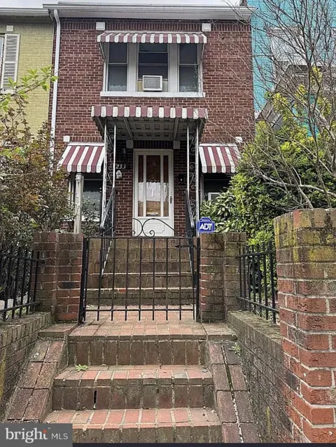 233 CROMWELL TERRACE NE
