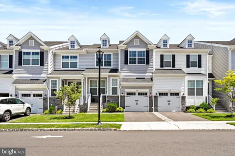 3327 POPLAR PLACE