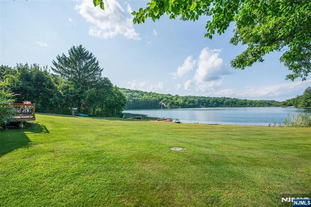 48 Lakeside Avenue Hardyston, NJ 07460