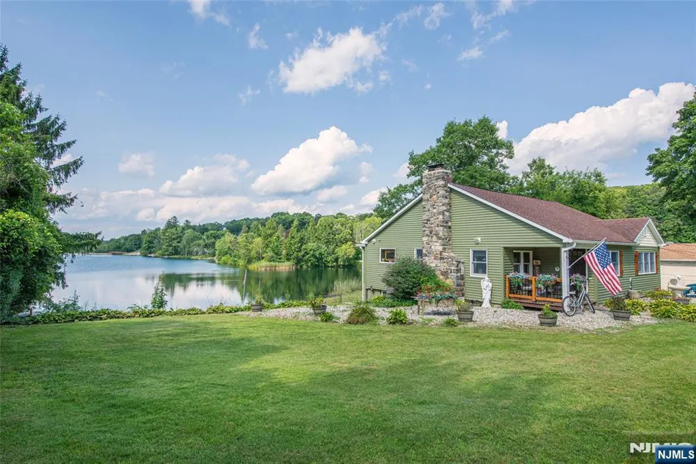 48 Lakeside Avenue Hardyston, NJ 07460