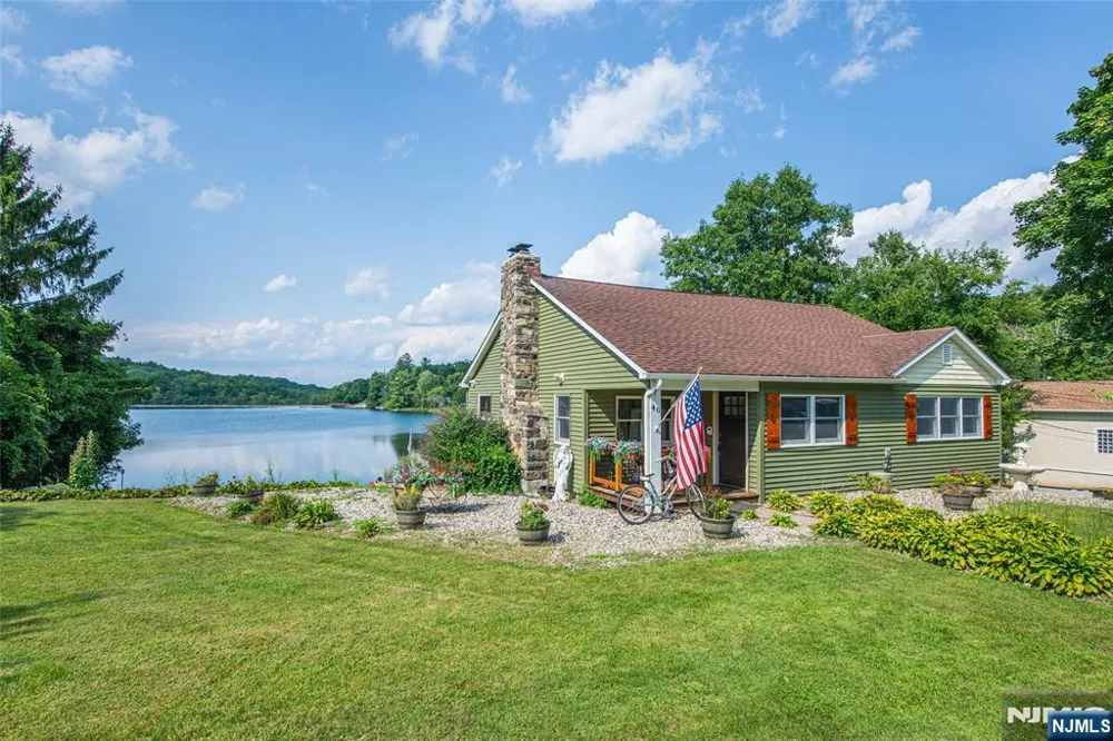48 Lakeside Avenue Hardyston, NJ 07460
