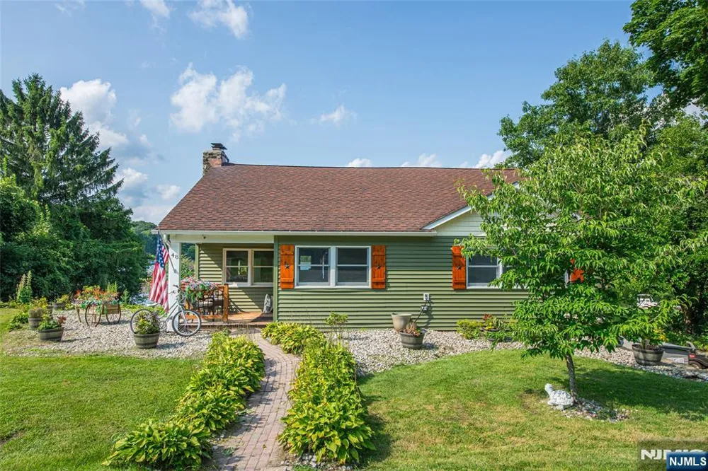 48 Lakeside Avenue Hardyston, NJ 07460
