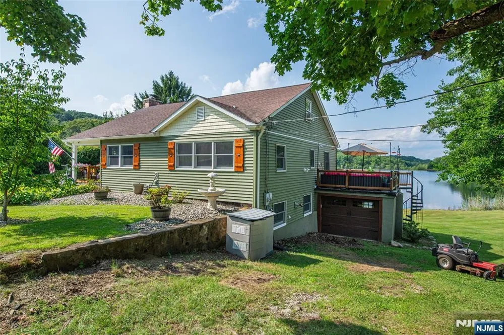 48 Lakeside Avenue Hardyston, NJ 07460