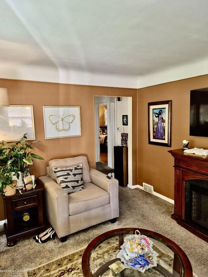 20443 Fleetwood Drive Harper Woods City, MI 48225