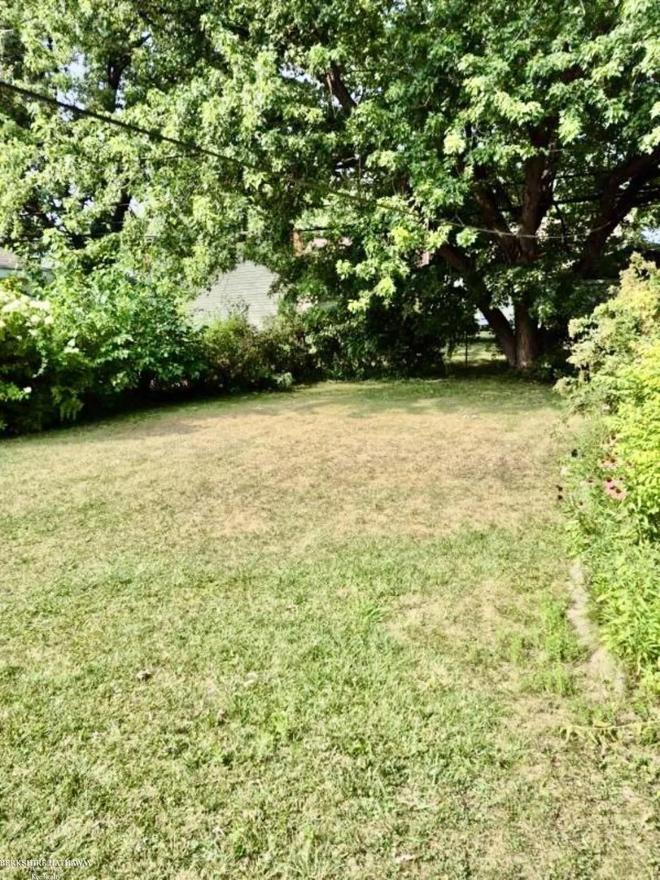 20443 Fleetwood Drive Harper Woods City, MI 48225