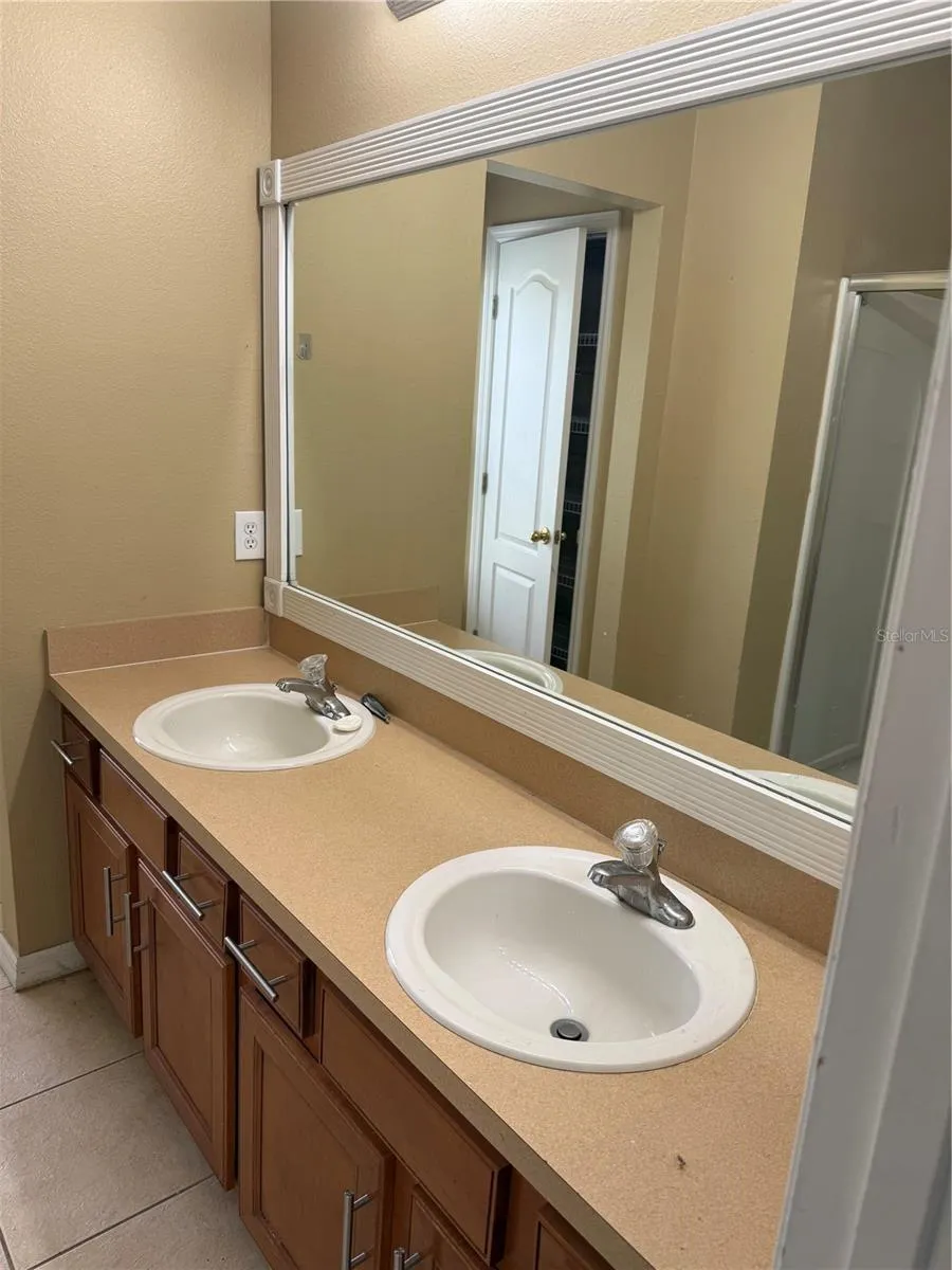 1993 ESTANCIA CIRCLE #B Kissimmee, FL 34741