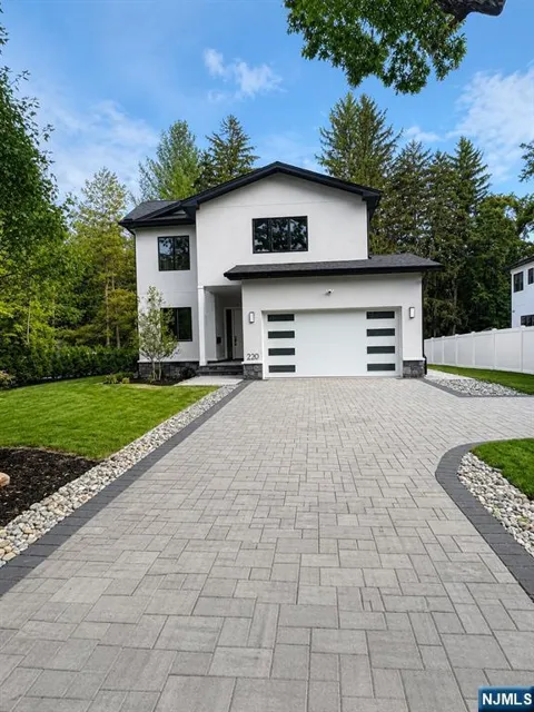 220 Riveredge