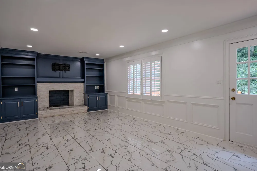 557 Daisy Nash DR SW Lilburn, GA 30047