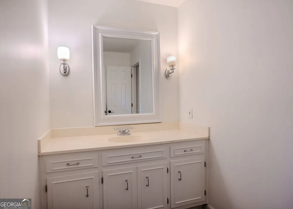 557 Daisy Nash DR SW Lilburn, GA 30047