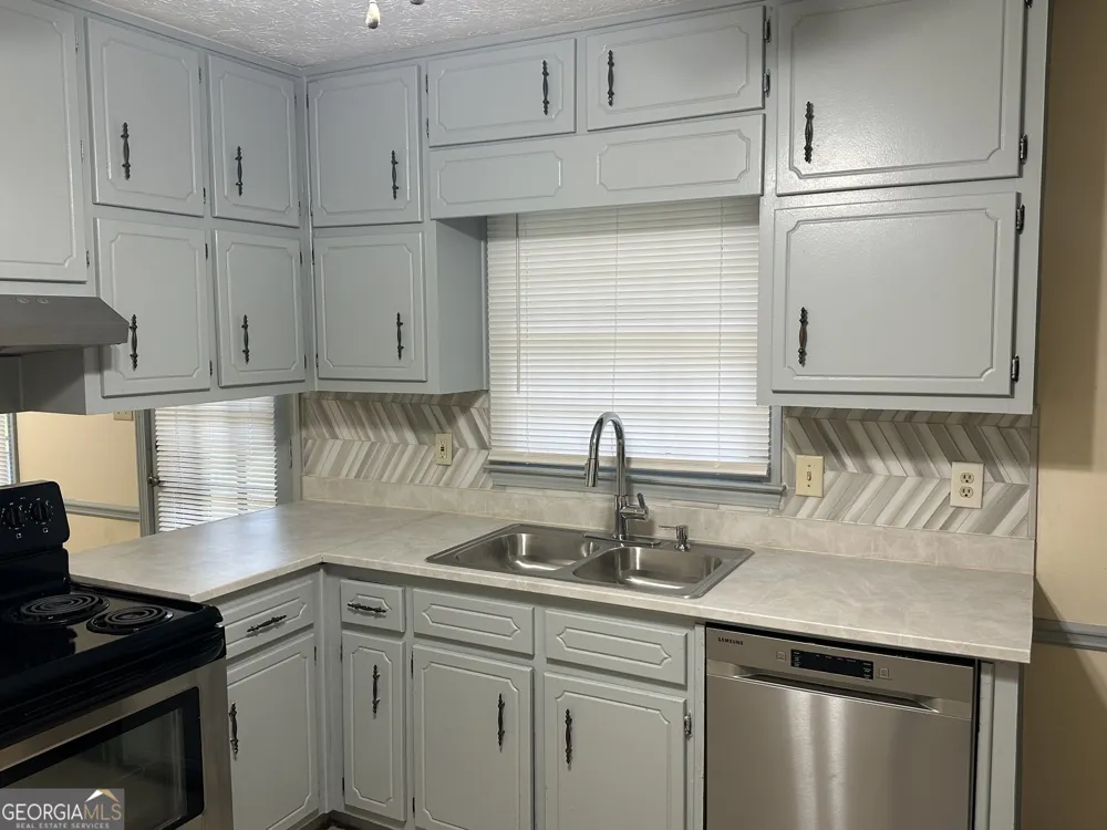 178 Hill LN Ellenwood, GA 30294