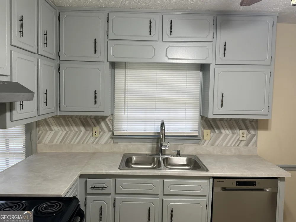 178 Hill LN Ellenwood, GA 30294