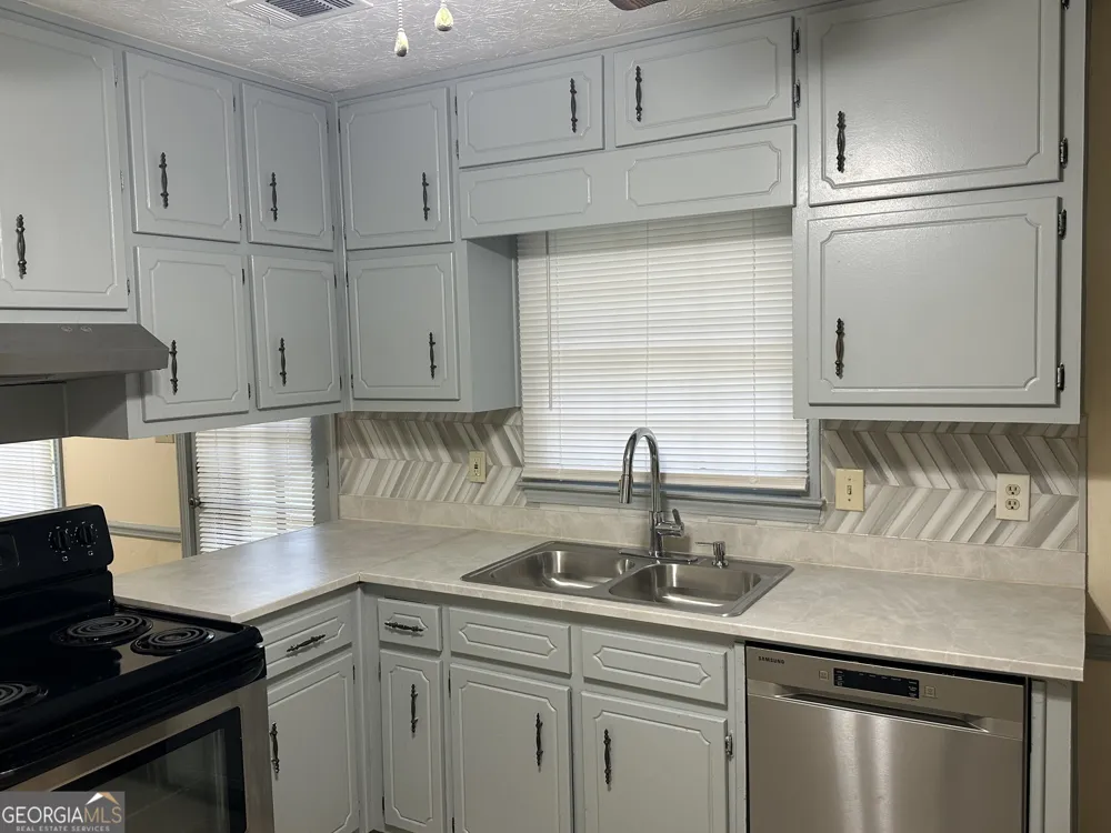178 Hill LN Ellenwood, GA 30294