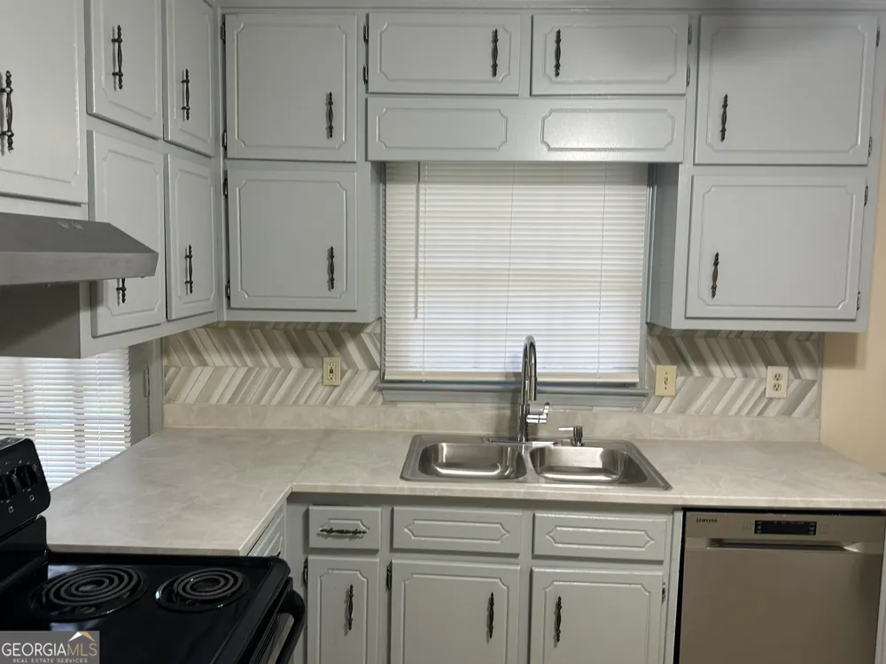 178 Hill LN Ellenwood, GA 30294