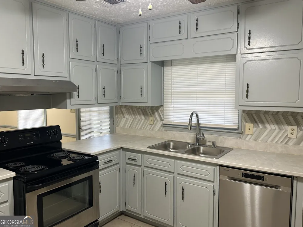 178 Hill LN Ellenwood, GA 30294