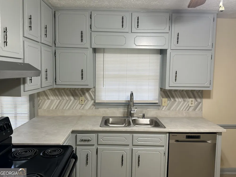 178 Hill LN Ellenwood, GA 30294