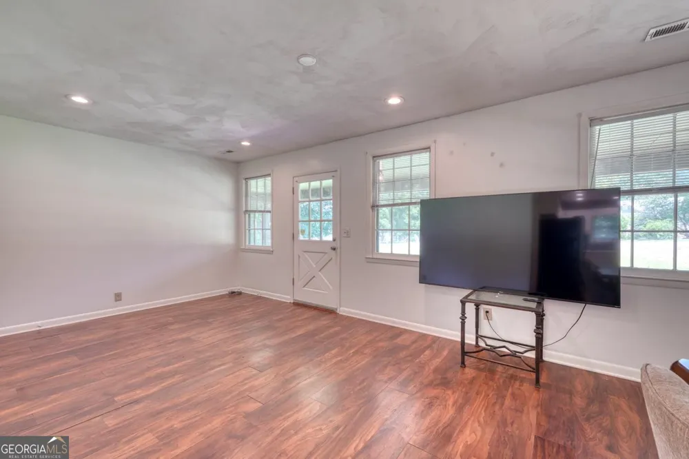 723 Bugscuffle RD Hiawassee, GA 30546